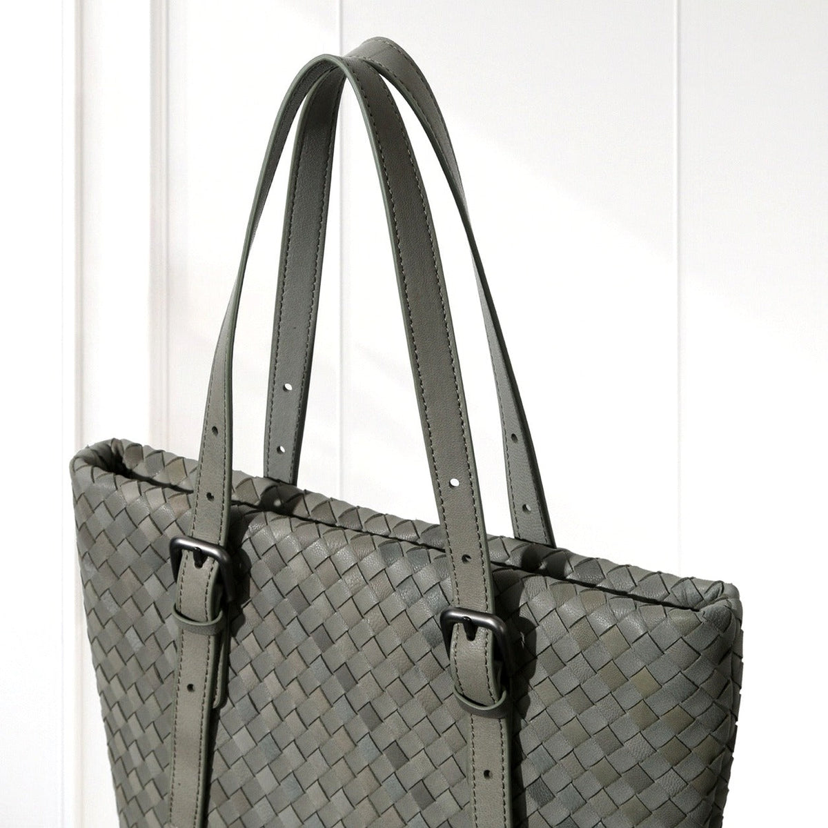 Tove Woven Tote in Green, leather detail