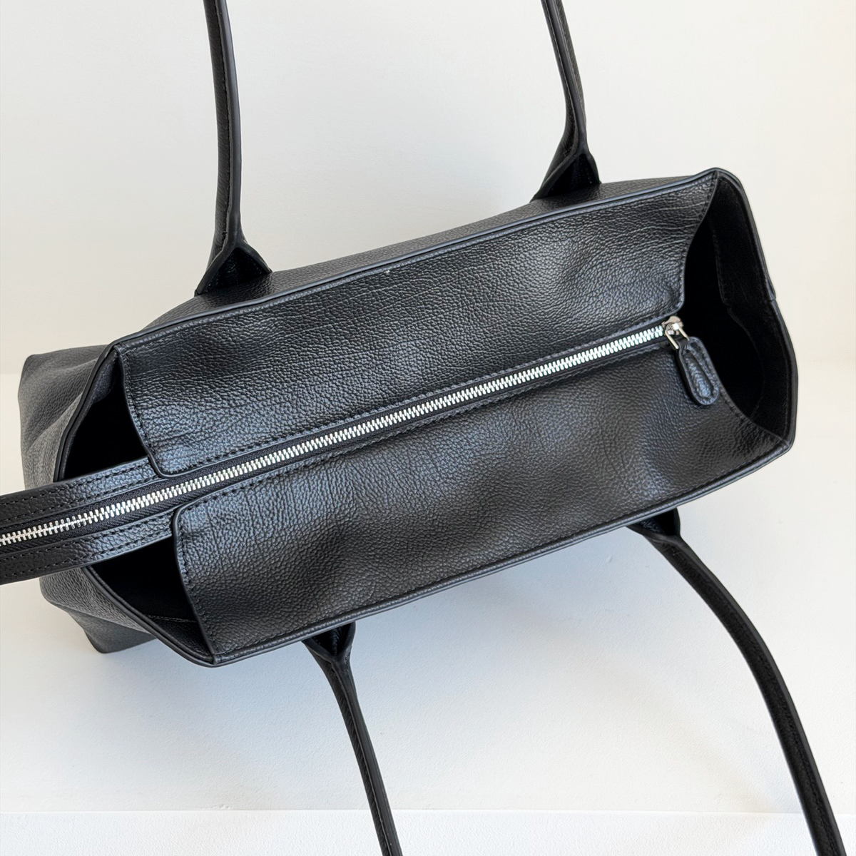 Anouk Shoulder Tote in Black, top zipper detail