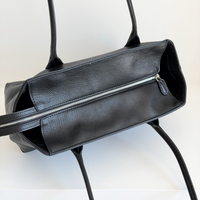 Anouk Shoulder Tote in Black, top zipper detail