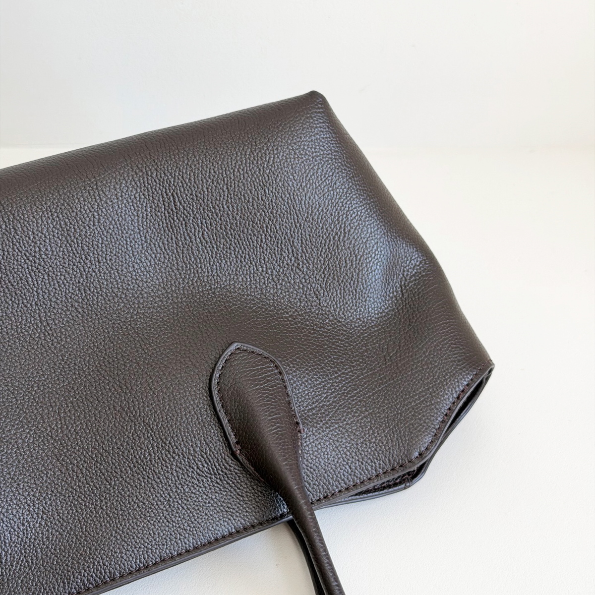 Anouk Shoulder Tote in Dark Brown, leather grain and handle stitching detail