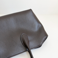 Anouk Shoulder Tote in Dark Brown, leather grain and handle stitching detail